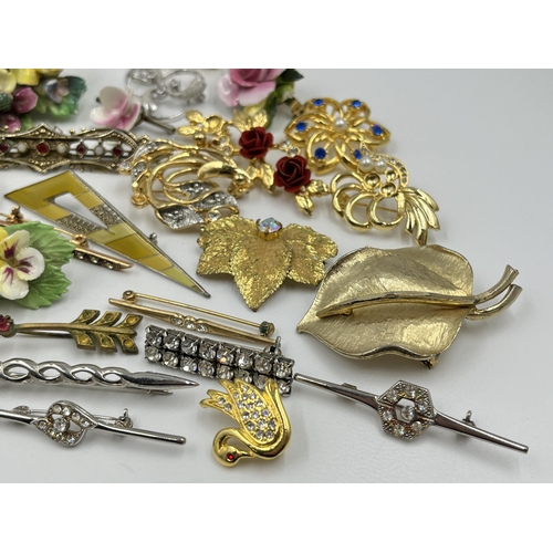 1192 - A collection of vintage brooches