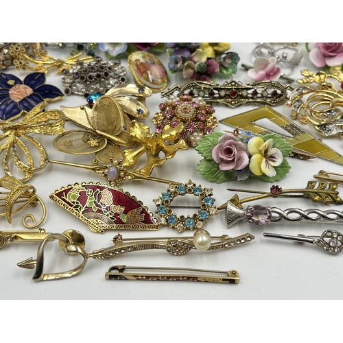 1192 - A collection of vintage brooches