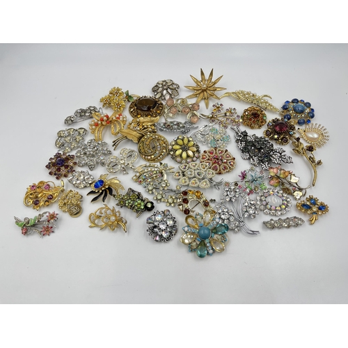 1193 - A collection of vintage brooches