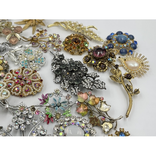 1193 - A collection of vintage brooches