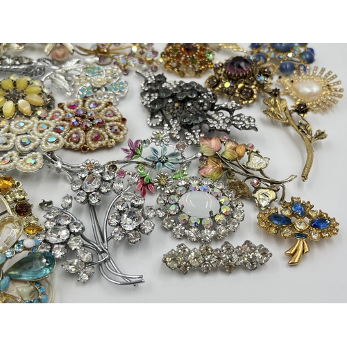 1193 - A collection of vintage brooches