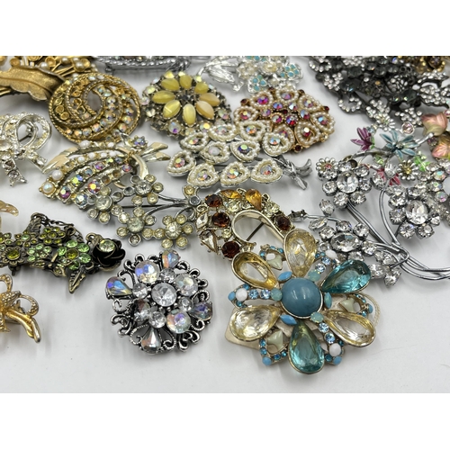 1193 - A collection of vintage brooches