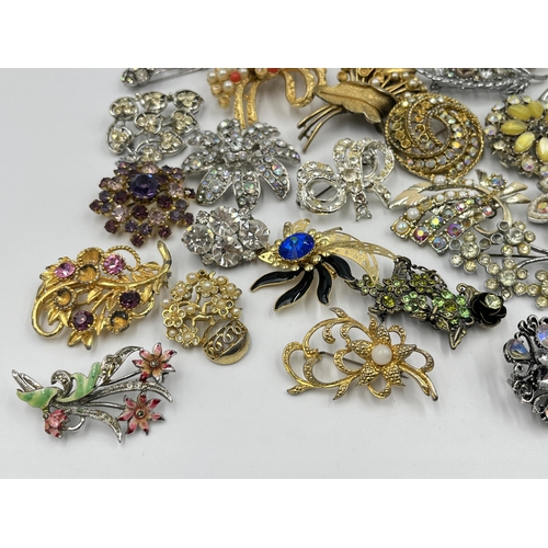 1193 - A collection of vintage brooches