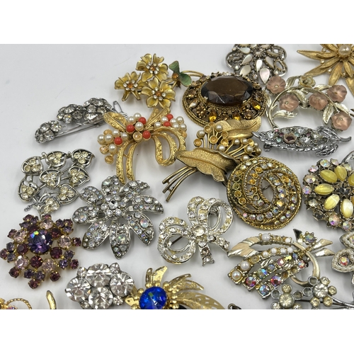 1193 - A collection of vintage brooches