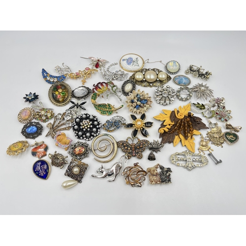 1194 - A collection of vintage brooches