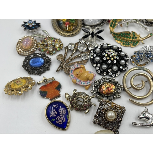 1194 - A collection of vintage brooches