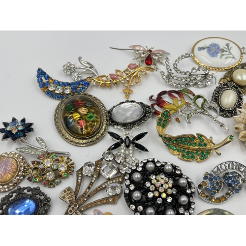 1194 - A collection of vintage brooches