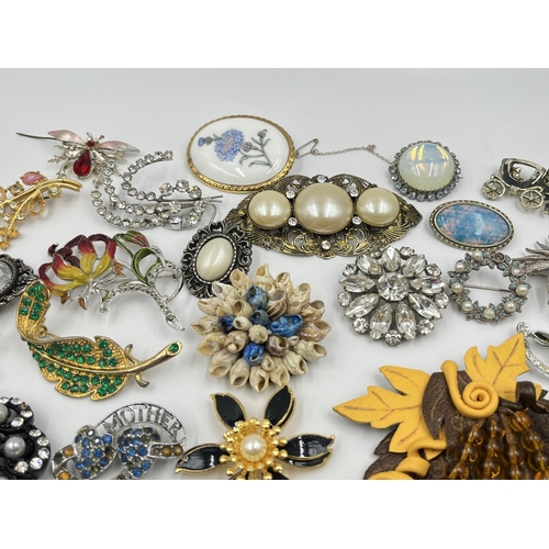 1194 - A collection of vintage brooches