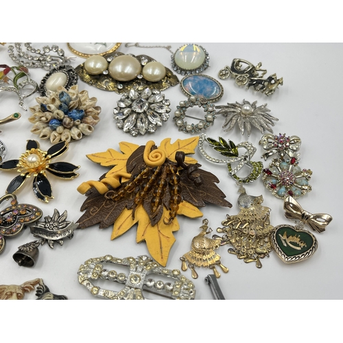 1194 - A collection of vintage brooches