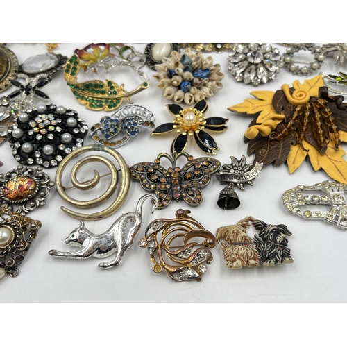 1194 - A collection of vintage brooches