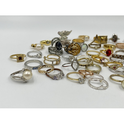 1196 - A collection of fashion rings