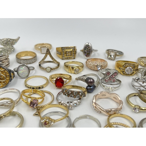 1196 - A collection of fashion rings