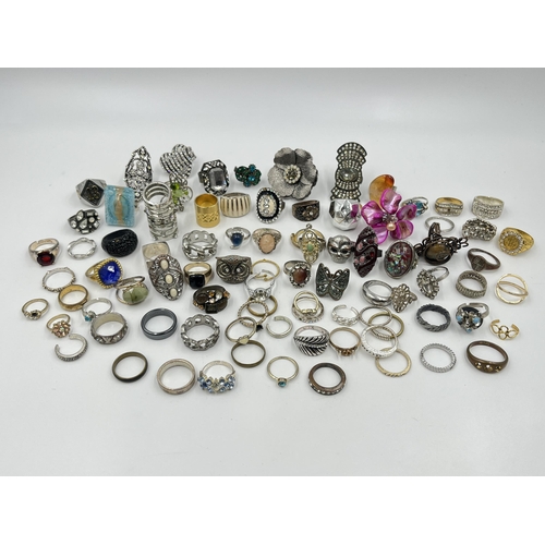 1197 - A collection of fashion rings