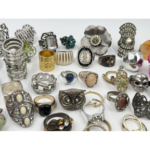 1197 - A collection of fashion rings