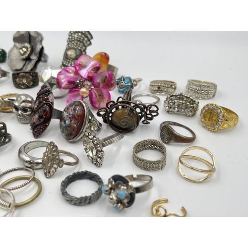 1197 - A collection of fashion rings