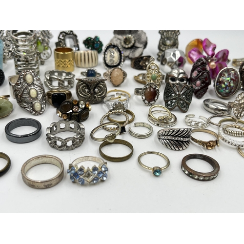 1197 - A collection of fashion rings