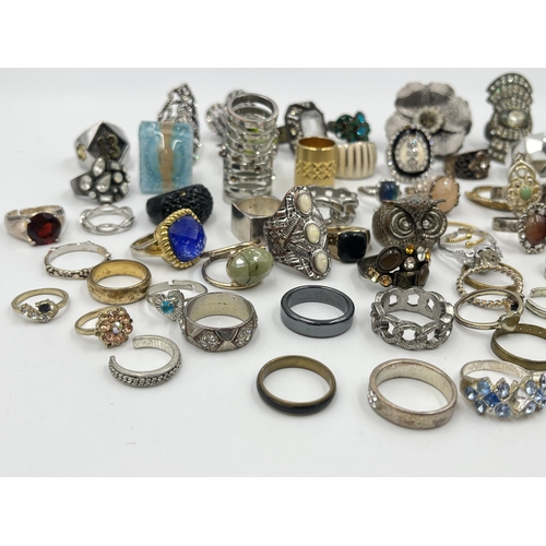 1197 - A collection of fashion rings