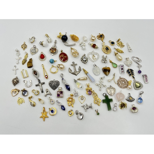 1199 - A collection of pendants