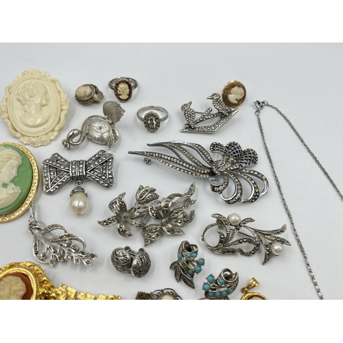 1201 - A collection of vintage costume jewellery to include cameo dress rings, cameo brooches etc.