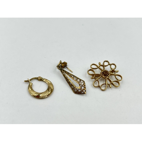 1211 - Three pieces of 9ct gold jewellery, two individual earrings and one pin brooch - approx. gross weigh... 