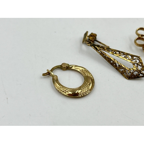 1211 - Three pieces of 9ct gold jewellery, two individual earrings and one pin brooch - approx. gross weigh... 