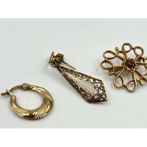 1211 - Three pieces of 9ct gold jewellery, two individual earrings and one pin brooch - approx. gross weigh... 