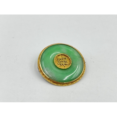 1213 - A boxed Tuck Chang Shanghai 18ct yellow gold and jade circular pin brooch, stamped 'TC18' - approx. ... 