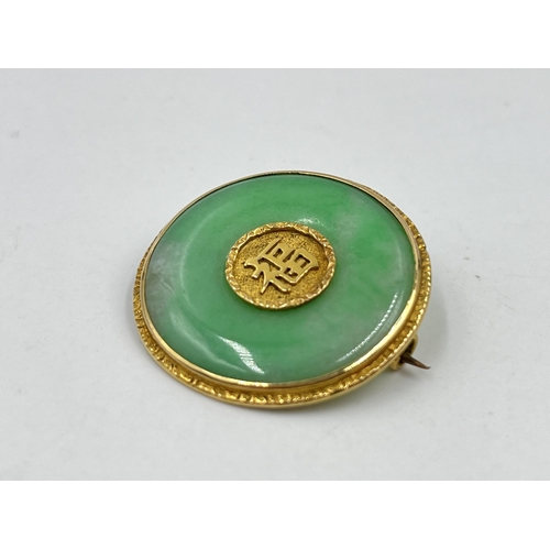 1213 - A boxed Tuck Chang Shanghai 18ct yellow gold and jade circular pin brooch, stamped 'TC18' - approx. ... 