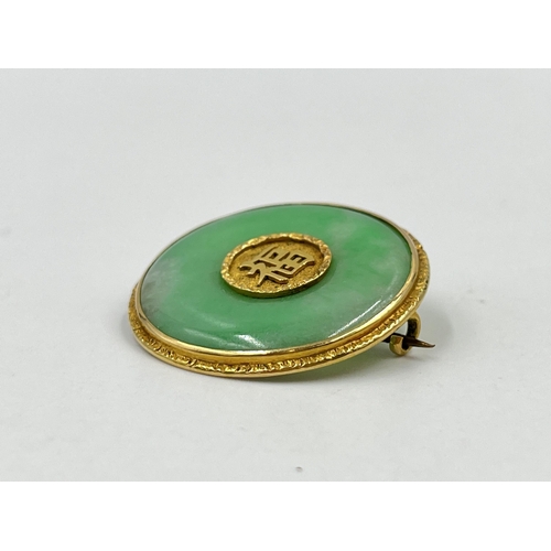 1213 - A boxed Tuck Chang Shanghai 18ct yellow gold and jade circular pin brooch, stamped 'TC18' - approx. ... 