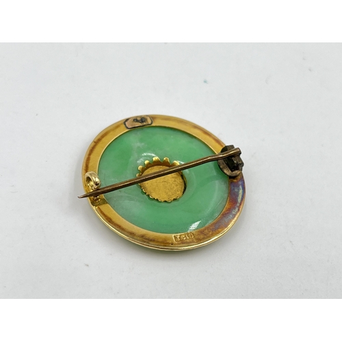 1213 - A boxed Tuck Chang Shanghai 18ct yellow gold and jade circular pin brooch, stamped 'TC18' - approx. ... 