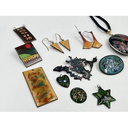 1223 - A collection of enamel jewellery