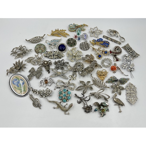 1233 - A collection of vintage brooches