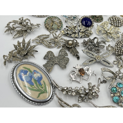 1233 - A collection of vintage brooches