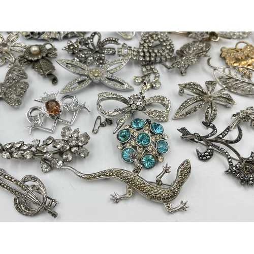 1233 - A collection of vintage brooches