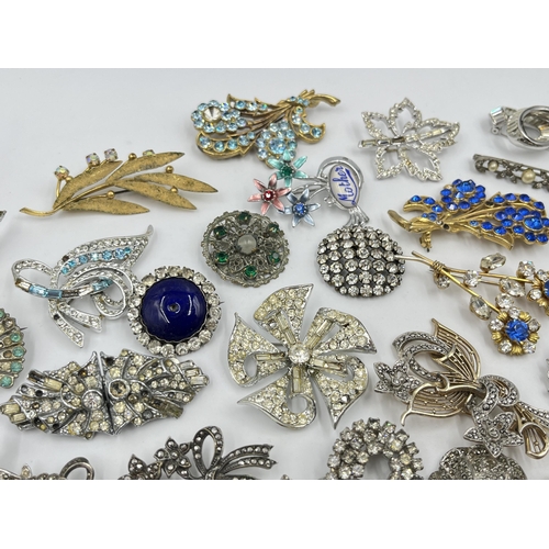 1233 - A collection of vintage brooches