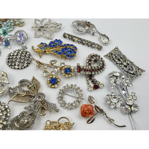 1233 - A collection of vintage brooches