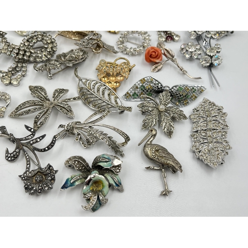 1233 - A collection of vintage brooches