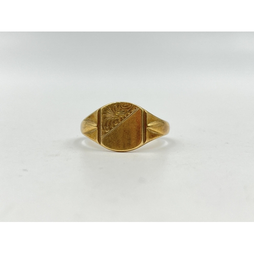 1252 - A hallmarked Birmingham 9ct gold textured signet ring, size X - approx. gross weight 4.87 grams