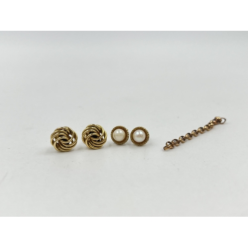 1256 - Three pieces of 9ct gold and yellow metal jewellery, two pairs of earrings and one unmarked part cha... 