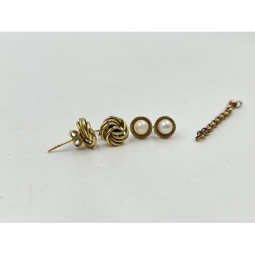 1256 - Three pieces of 9ct gold and yellow metal jewellery, two pairs of earrings and one unmarked part cha... 