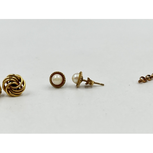 1256 - Three pieces of 9ct gold and yellow metal jewellery, two pairs of earrings and one unmarked part cha... 