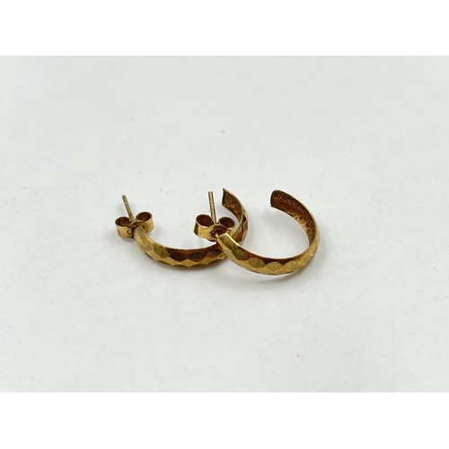 1257 - A pair of 9ct gold textured half hoop earrings - approx. gross weight 0.81 grams