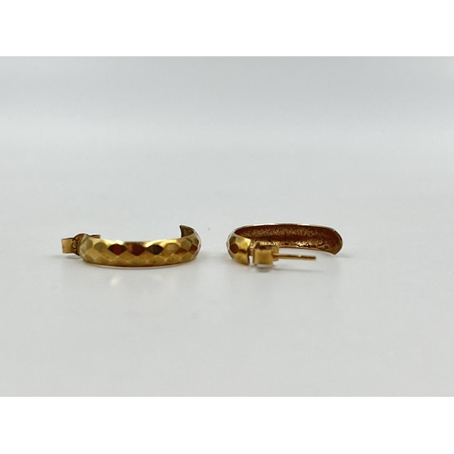 1257 - A pair of 9ct gold textured half hoop earrings - approx. gross weight 0.81 grams