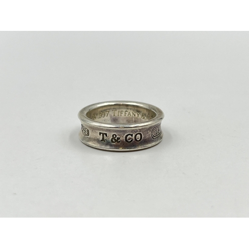 1261 - A Tiffany & Co '1837' .925 silver ring, size O - approx. gross weight 8.26 grams