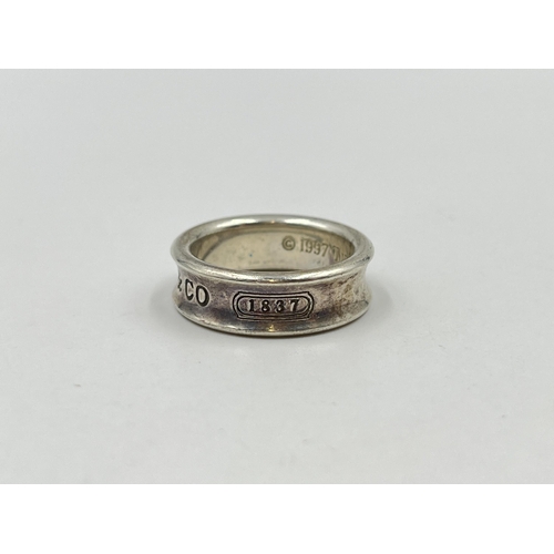 1261 - A Tiffany & Co '1837' .925 silver ring, size O - approx. gross weight 8.26 grams