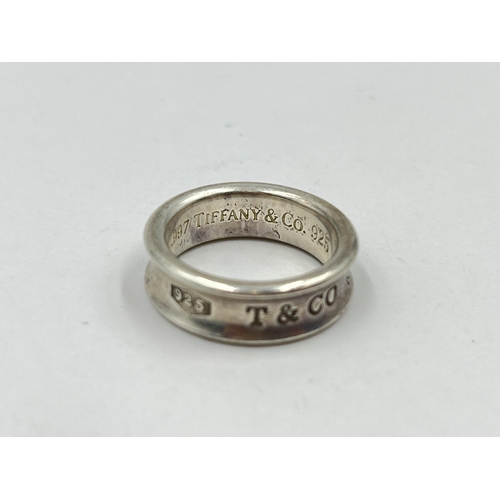 1261 - A Tiffany & Co '1837' .925 silver ring, size O - approx. gross weight 8.26 grams