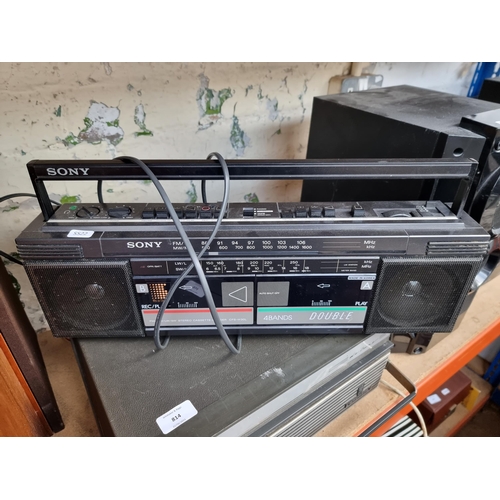 814 - Two items, one Sony CFS-W30L portable four-band radio/twin cassette and one Grundig De Luxe 
reel-to... 