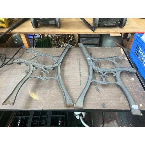 762 - A pair of cast iron bench ends