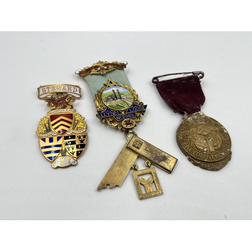 1401 - Three masonic jewels to include hallmarked sterling silver example - approx. gross weight 52 grams