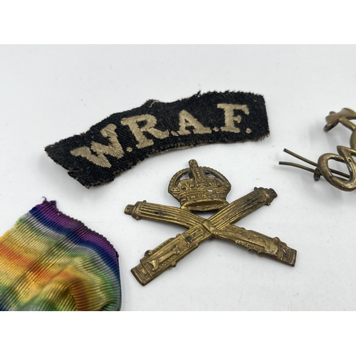 1402 - Five military items, two WWI medals presented to 117968 Pte. L. J. Warren M. G. C, two cap badges an... 